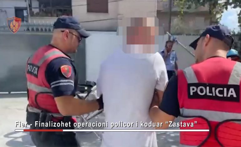 EMRI/ Shtëpinë e kishte kthyer në dyqan “malli”, arrestohet i riu në Fier, i gjendet edhe një armë
