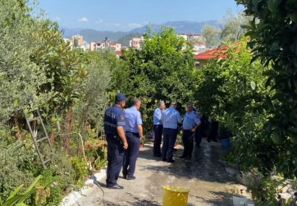 “DO I VRAS TË GJITHË”/ Burri plagosi gruan me thikë, dëshmitarët rrëfejnë momentet e arrestimit të tij: Mjekohej prej 2 vitesh…