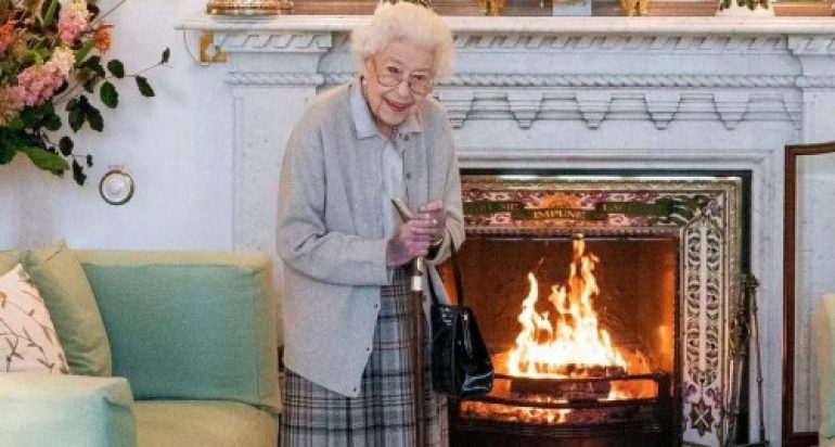 MJEKËT TË SHQETËSUAR PËR SHËNDETIN E SAJ/ Mbretëresha Elizabeth nën mbikëqyrjen e bluzave të bardha një ditë pasi emëroi Kryeministren e re