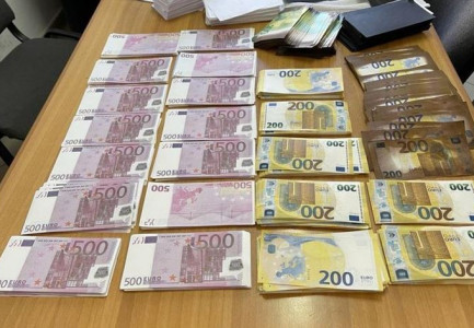 E PËSOJNË KEQ/ U kapën me 1.7 mln euro false, prokuroria kërkon 9 vite burg për tre të arrestuarit