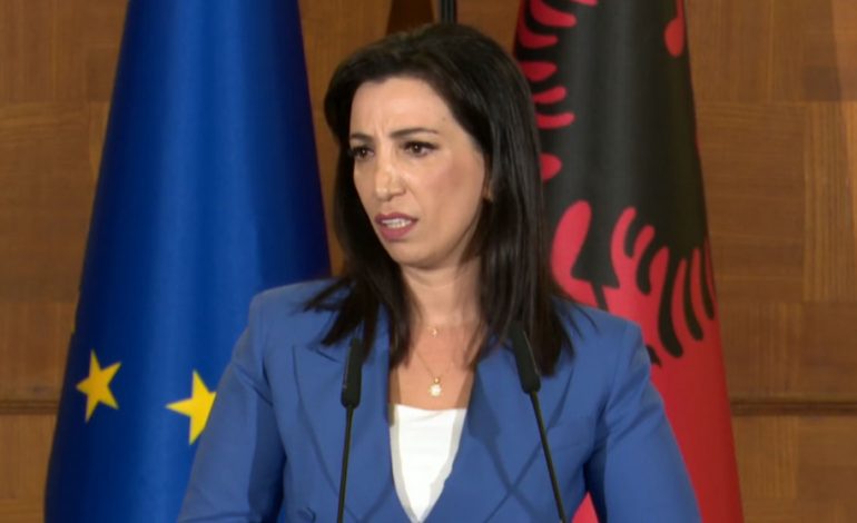 PROTESTA E PEDAGOGËVE PËR RRITJEN E PAGAVE/ Kushi: Nesër takim me Sindikatën, studentët ekselentë do marrin bursë sa paga minimale