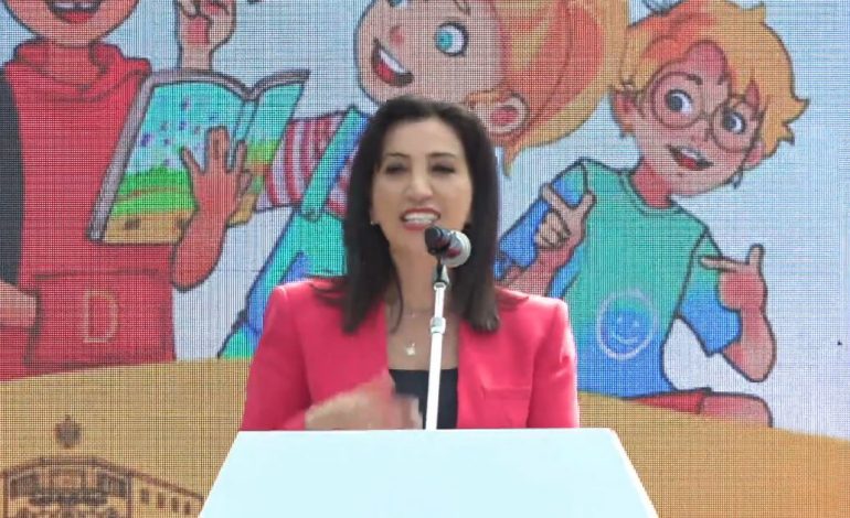 PËRUROHET ABETARJA E PËRBASHKËT/ Ministrja Kushi: Teksti do të fshijë kufijtë mes Shqipërisë dhe Kosovës