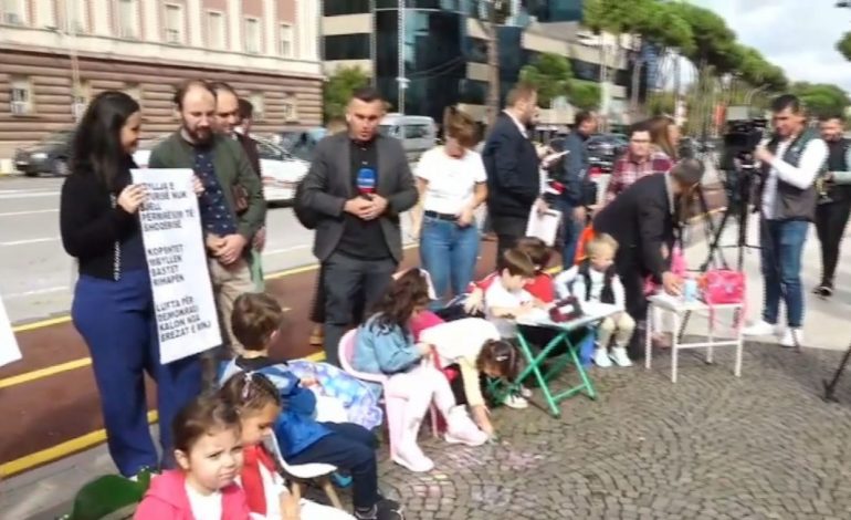 MBYLLJA E KOPSHTIT TË “TURGUT OZAL”/ Prindërit bashkë me fëmijët e tyre protestë para Kryeministrisë