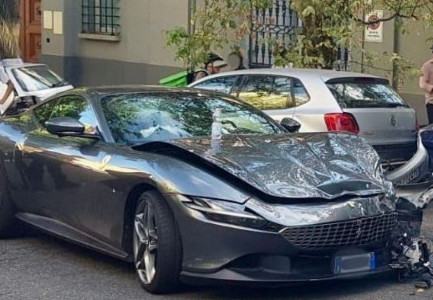 I RIU SHQIPTAR PËRPLAS FERRARIN NË MES TË ROMËS/ Humb kontrollin e mjetit dhe godet 4 makina të parkuara