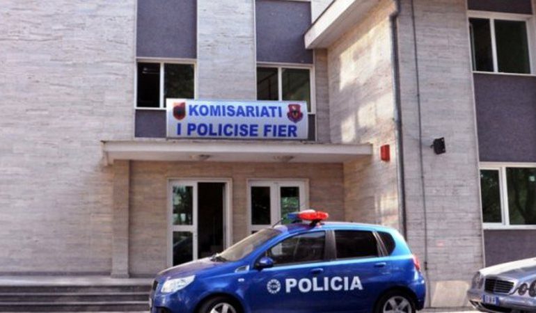 U KAPËN DUKE TRANSPORTUAR EMIGRANTË TË PALIGJSHËM/ Arrestohen dy të rinjtë në Fier (EMRAT)