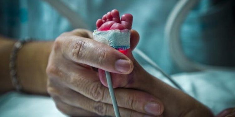 SKANDALI/ Babai i papërgjegjshëm kyç foshnjën në makinë për t’u larë në rehatinë e tij në det