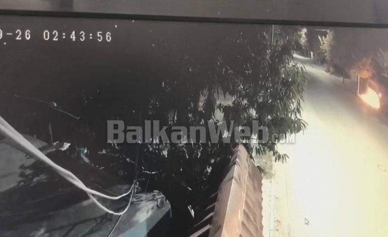 PUBLIKOHEN PAMJET/ Një person i veshur me të zeza i afrohet dhe i vë flakën, momenti kur digjet furgoni në Korçë
