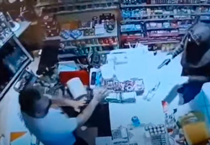 “SE DIJA QË KISHTE PLUMBA”/ Qëlloi në kokë punonjësin e dyqanit gjatë grabitjes, del në gjykatë shqiptari! Prek nëna e viktimës: Rashë në dysheme…