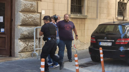 “TË KALBEN NË BURG”/ Dy autorët e vrasjes së biznesmenit shqiptar dalin në gjykatë, të afërmit e viktimës të irrituar jashtë godinës