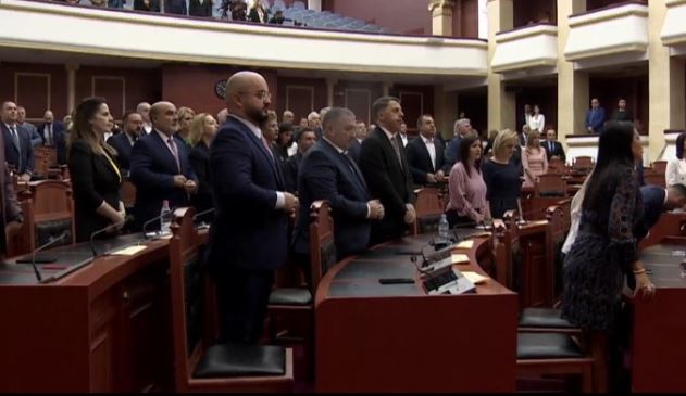KUVDEND/ Deputetët mbajnë 1 minutë heshtje për ndarjen nga jeta të Mbretëreshës Elizabeth II