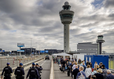 AEROPORTI I AMSTERDAMIT/ Një nga më të ngarkuarit në Evropë, kufizon numrin e pasagjerëve deri në fillim të vitit 2023