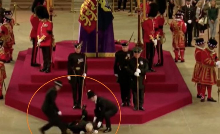LODHJE E MADHE FIZIKE/ Roja i Gardës humb ndjenjat pranë arkivolit të mbretëreshës Elizabeth