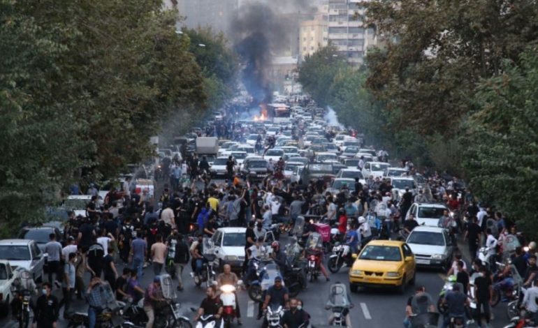 VDEKJA E 22-VJEÇARES/ Media shtetërore në Iran: Të paktën 35 të vdekur në protesta