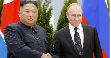 “MBYLLE GOJËN”/ Inteligjenca amerikane tha se Koreja e Veriut po furnizon Rusinë me armë, vendi komunist i përgjigjet keq Biden-it