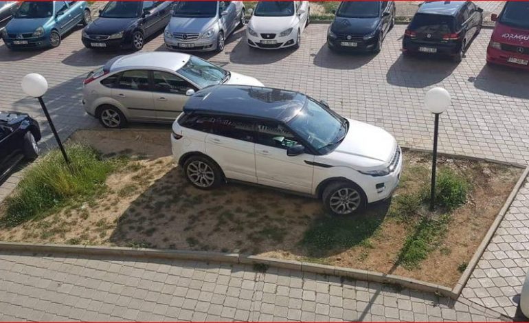 NDODH NË BULQIZË/ I gjobisin “Land Roverin” të parkuar në pedonale, shoferi dhe 2 shokët rrahin policët