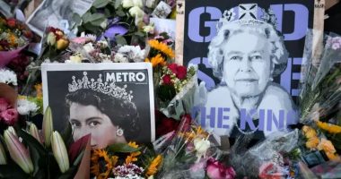 PALLATI MBRETËROR MERR MASA/ Çfarë lejohet të sjellin njerëzit përveç luleve në nderim të Elizabeth