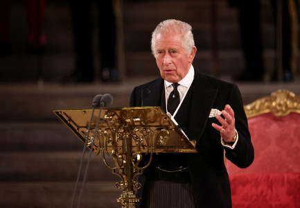 MORI FRONIN PAS VDEKJES SË NËNËS SË TIJ/ Mbreti Charles III mban fjalimin e parë në Parlament: Do ju shërbej me besnikëri