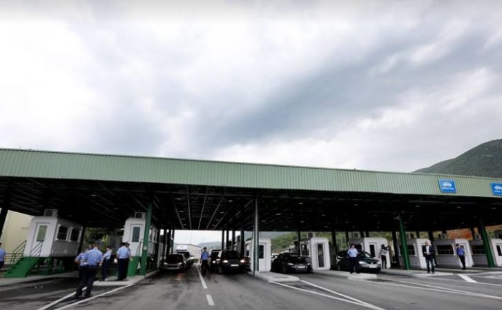 E PËSON KEQ 44-VJEÇARI/ Tentoi të kalonte 5 emigrantë të paligjshëm në kufirin e Morinës, policia i sekuestron…