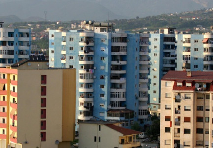 VENDIMI: Shteti do konfiskojë ndërtimet pa leje! Do përdoren zyra edhe katet shtesë të pallateve