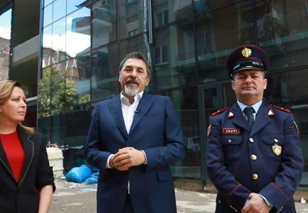 AKSIONI I KONFISKIMIT/ Çuçi gjen një tjetër pallat me kate shtesë pa leje te “Myslym Shyri” dhe pranon: Policia dhe IKMT kanë kusuret e tyre!
