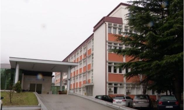 ALARM PËR BOMBË NË SPITAL/ Vihet re një send i dyshimtë në xhepin e pacientit në Pejë