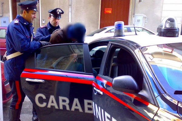 TENTOI TË PËRDHUNONTE 21-VJEÇAREN/ Shqiptari ia mbath në Shqipëri e Greqi por nuk gjen shpëtim nga drejtësia Italiane