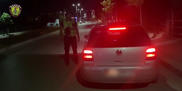 POLICIA VIJON MONITORIMIN E RRUGËVE/ Gjobiten 480 shoferë në Berat