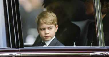 PARALAJMËRON SHOKËT E KLASËS/ Princi George: Babai im do të bëhet mbret, kini kujdes