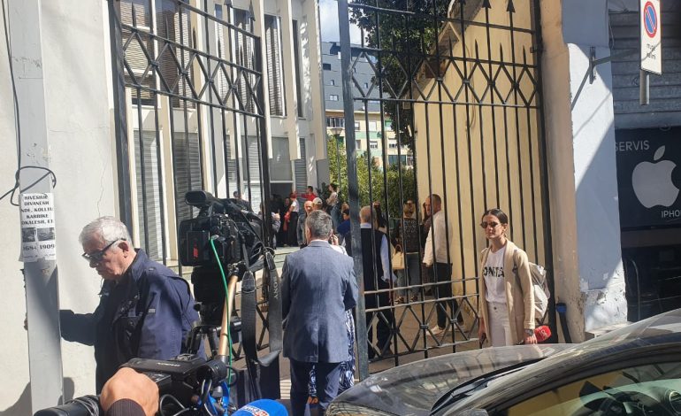 MBYLLJA E KOPSHTIT TE “TURGUT OZAL”/ Prindërit protestë para Ministrisë së Arsimit, dorëzojnë peticion
