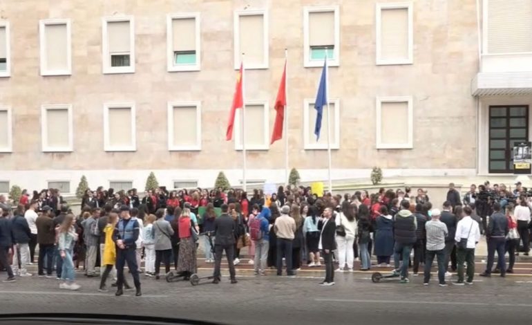 “TËRHIQUNI NGA VENDIMI”/ xënëset e “Mehmet Akif” protestë për 60 minuta para Kryeministrisë, dorëzojnë peticionin…