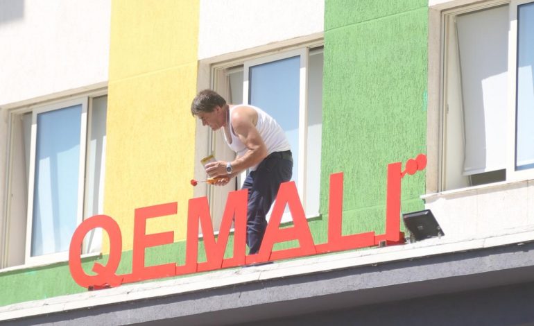 FOTOJA E PAZAKONTË NË DITËN E PARË TË SHKOLLËS/ Punëtori në tarracë duke lyer me bojë, i jep dorën e fundit “Ismail Qemalit”
