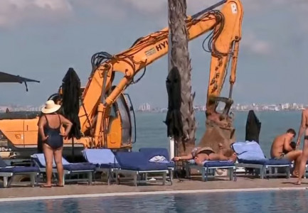 PAMJET/ Prestige Resort plot me turistë, lahen në pishinë teksa fadromat e IKMT vijojnë ndërhyrjen e paligjshme pranë tyre