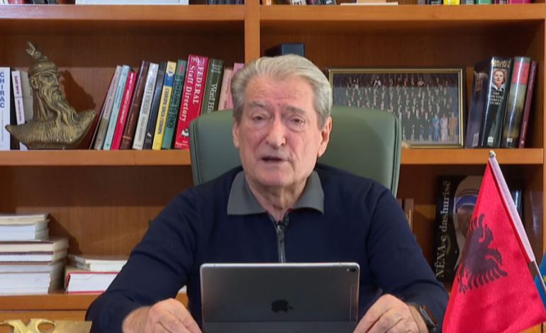“NAFTA FUTET KONTRABANDË…”/ Berisha: Ne do të përgjysmojmë taksën e naftës dhe subvencionojmë transportin publik