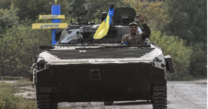 UKRAINA “RIMERR VETEN”/ Presidenti Zelensky: Janë rikuperuar mbi 1000 km² territor nga Rusia