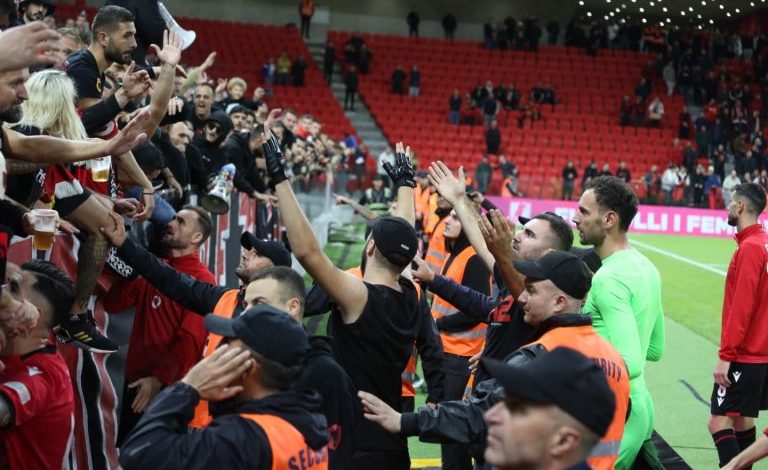 “PO SIKUR TË SILLESHIM ME POLITIKANËT SI ME FUTBOLLISTËT”/ Gazetari reagon pas kritikave ndaj Kombëtares: Sa ministra janë shkarkuar për mungesë rezultatesh?