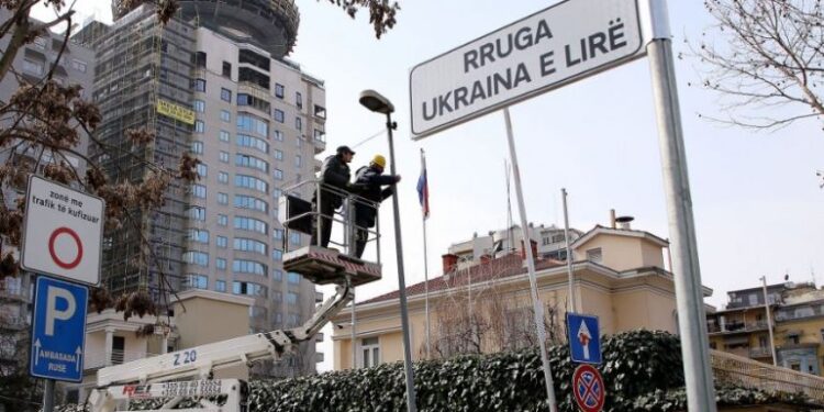 TRANSFEROHET NË BATHORE/ U emërtua rruga përballë saj “Ukraina e Lirë”, ambasada ruse në Tiranë ndërron adresë