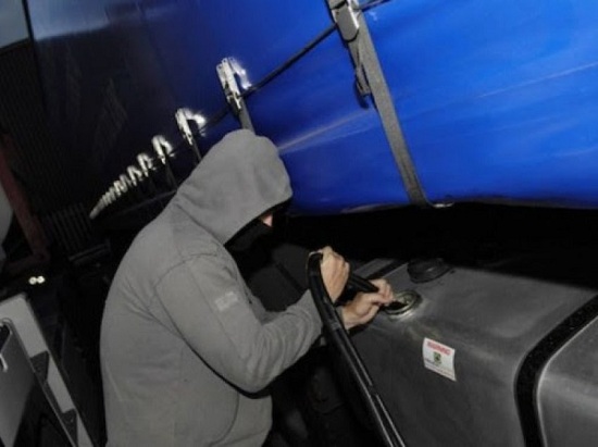 ÇMIMI NË STRATOSFERË/ Kontrollorët e kompanisë vjedhin naftën në Fier, policia u vë prangat