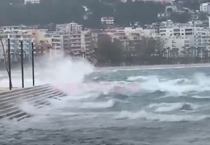 PËRKEQËSIMI I MOTIT NË VLORË/ Anijet e vogla lundruese dhe të peshkimit ndalohen të dalin në det, lartësia e dallgëve deri në 2.5 metra