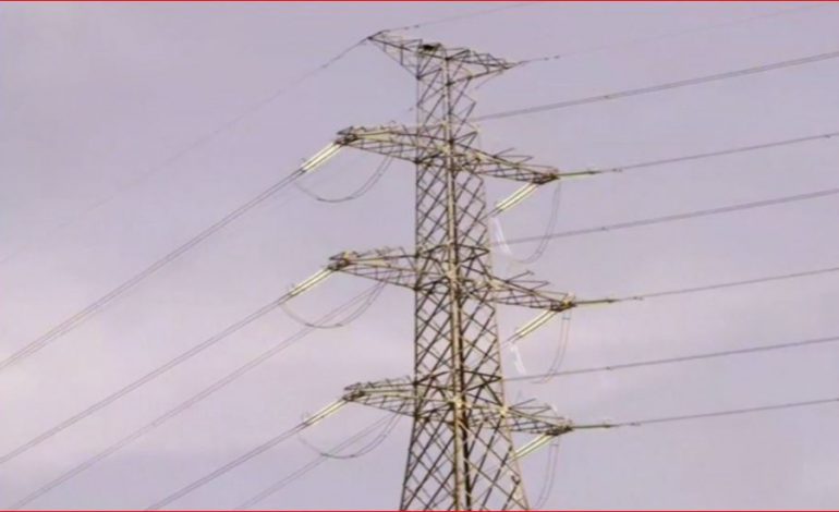 RAMA NJOFTOI PEZULLIMIN E ÇMIMEVE TË REJA/ VOA: Opozita akuzoi qeverinë për abuzim të menaxhimit të energjisë elektrike