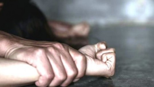 TENTOI TË PËRDHUNONTE ME DHUNË 50-VJEÇAREN/ Arrestohet 65-vjeçari në Durrës. Në banesë iu gjetën dhe…