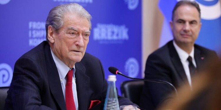 “PEDAGOGËT PO LUFTOJNË”/ Berisha: Rama shpenzon 300 mijë euro për avion-taksi