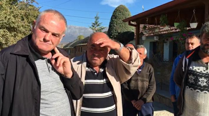 FIRMA DËMTOI RRUGËN NGA PUNIMET/ Banorët e fshatit Gështenjas bllokojnë rrugën për 30 minuta: Duam…