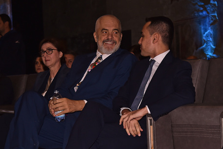 “KONTRABANDË VAKSINASH”/ Rama sqaron deklaratën: Zoti na ruajt! Shaka për të përshkruar një bashkëpunim vëllazëror