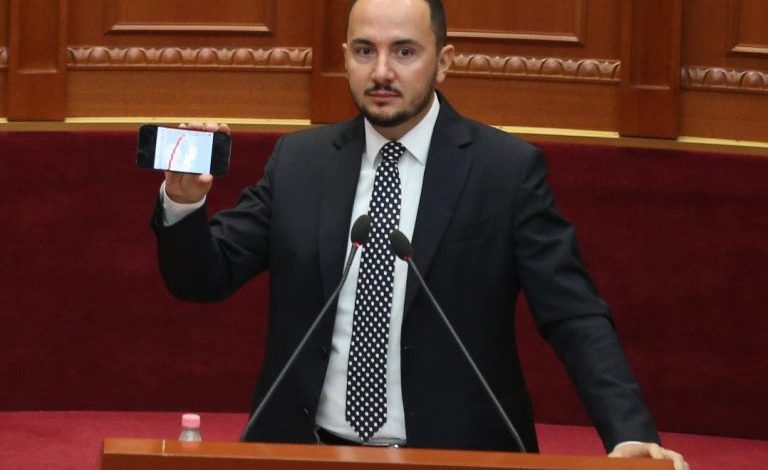 “BORDI I QEVERISË, GARANCI E ABUZIMIT ME…”/ Salianji thirrje për protestë: Nga po pasurohet qeveria dhe oligarkët…