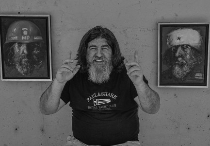 “U VARA PAS NJË KARROCE ME KUAJ”/ Ben Blushi takon Helidon Halitin, ‘piktorin pa thonj’! Historia në fëmijëri dhe shitja e artit virtual në Dubai