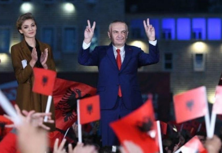 BERISHA LAJMËROI DATËN E PROTESTËS/ Meta: Mbështetje totale. Shqiptarët më të bashkuar se kurrë drejt Referendumit dhe Primareve