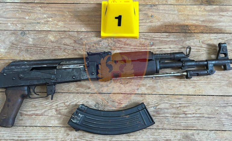 EMRI/ Kontrolli “blic” zbulon armën e fshehur në sediljen e automjetit, arrestohet 19-vjeçari në Mirditë