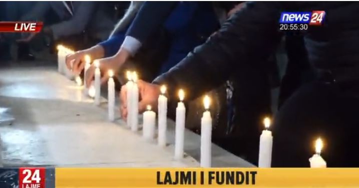 VDEKJA E LAER KURTIT/ Qytetarët ndezin qirinj e flakadanë në shkallët e kryeministrisë, protesta e radhës…
