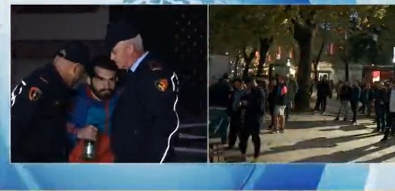 QYTETARËT HEDHIN DOMATE/ Nis protesta pas vdekjes së Lear Kurtit, kërkohet dorëheqja e Ministrit të Brendshëm