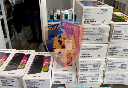 POLICIA “MËSYN” NË NJË DYQAN NË RRUGËN E DURRËSIT/ Sekuestrohen 21 celularë. Në pranga një person, dyshohet se…